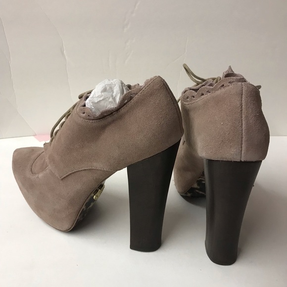 nude tan suede Betsey Johnson heeled booties shoes model casting call runway 8.5 - Picture 4 of 10